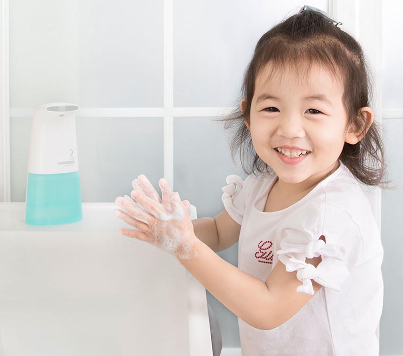 Khuyến khích trẻ rửa tay thường xuyên với xà phòng