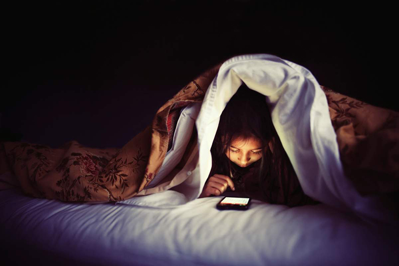 Thói quen sử dụng điện thoại trước khi đi ngủ của người trẻ dẫn đến những ảnh hưởng về sức khỏe trong đó có giấc ngủ