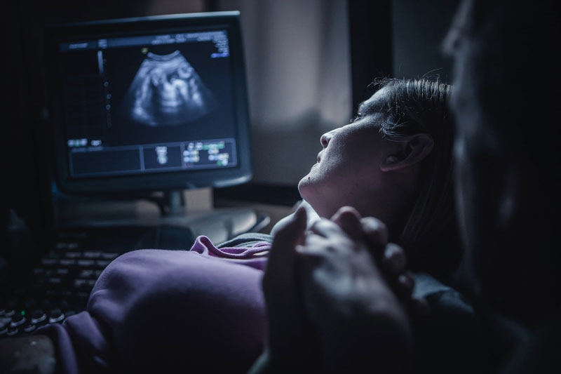 Kỹ thuật siêu âm sử dụng sóng siêu âm cho ra hình ảnh của thai nhi hiển thị trên màn ảnh