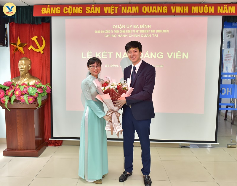Bí thư Chi bộ - Đồng chí Nguyễn Trí Anh tặng hoa chúc mừng tân Đảng viên Trần Thị Lan Anh.