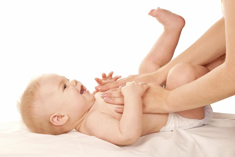 Massage bụng cho bé giúp giải quyết tình trạng khó tiêu, táo bón