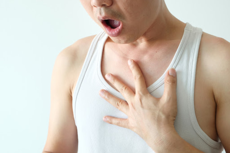 Tức ngực khó thở kèm theo cảm giác buồn do rối loạn đường hô hấp