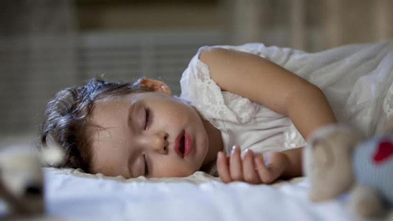 Đổ mồ hôi đầu là tình trạng thường gặp ở trẻ do nhiều nguyên nhân gây ra