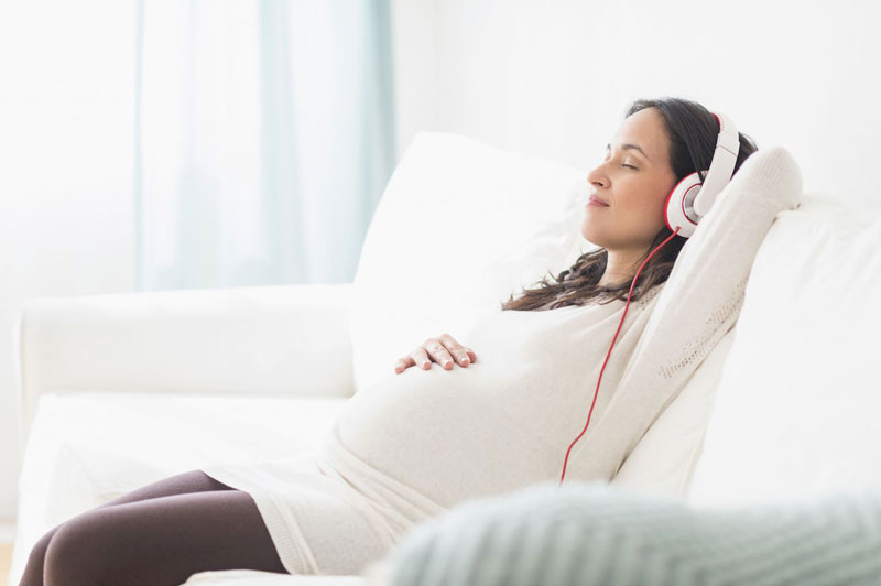 Phụ nữ nên dành thời gian thư giãn để thai nhi phát triển tốt.