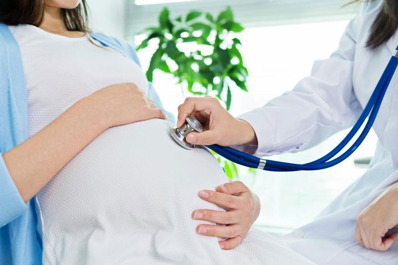 Bên cạnh siêu âm thai, bác sĩ cũng tiến hành nghe nhịp tim thai.