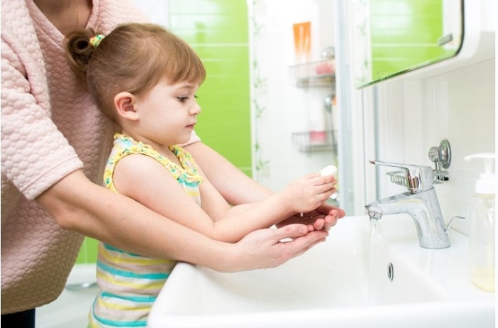Giữ gìn vệ sinh cá nhân để hạn chế nguy cơ mắc các bệnh ở trẻ.