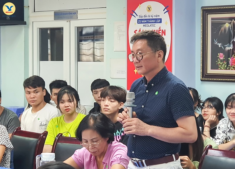 Ông Nguyễn Duy Uẩn - Chủ tịch Quản lý Khoa Điều dưỡng - Trường ĐH Thành Đông phát biểu tại buổi lễ