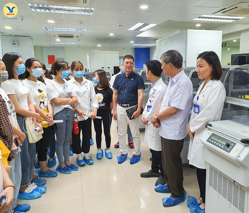Các sinh viên được đi thăm quan Trung tâm Xét nghiệm, Bệnh viện Đa khoa MEDLATEC