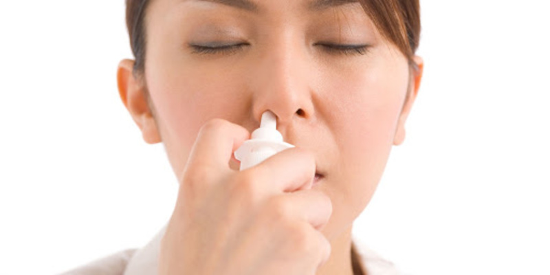 Vệ sinh mũi thường xuyên và đúng cách với nước muối sinh lý giúp hạn chế chảy máu cam