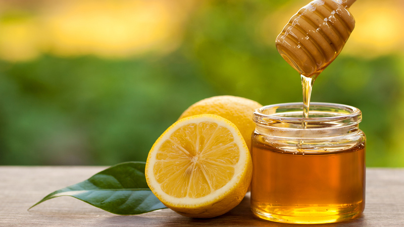 Ngậm mật ong chanh giúp giảm ngứa, đau rát họng rất hiệu quả