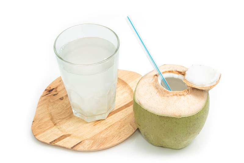 Nước dừa giúp bổ sung nước tự nhiên và lành tính cho phụ nữ sau sinh