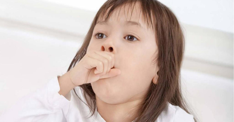 Trẻ bị ho thường là triệu chứng phổ biến của cảm cúm hoặc cảm lạnh 