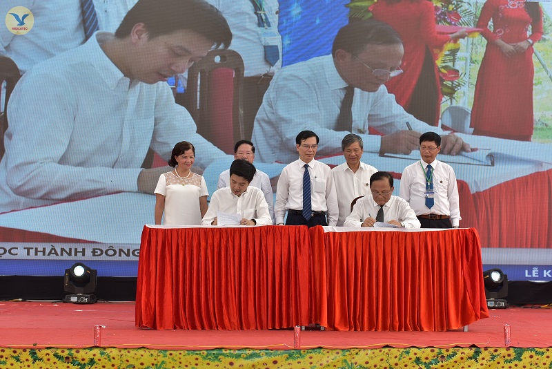 ThS. Nguyễn Trí Anh - Tổng Giám đốc MED GROUP (bìa trái) ký hợp tác đào cùng Trường ĐH Thành Đông