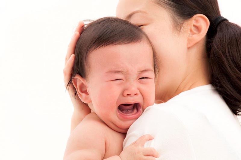 Sau tiêm vắc xin phế cầu bé thường sốt nhẹ và quấy khóc
