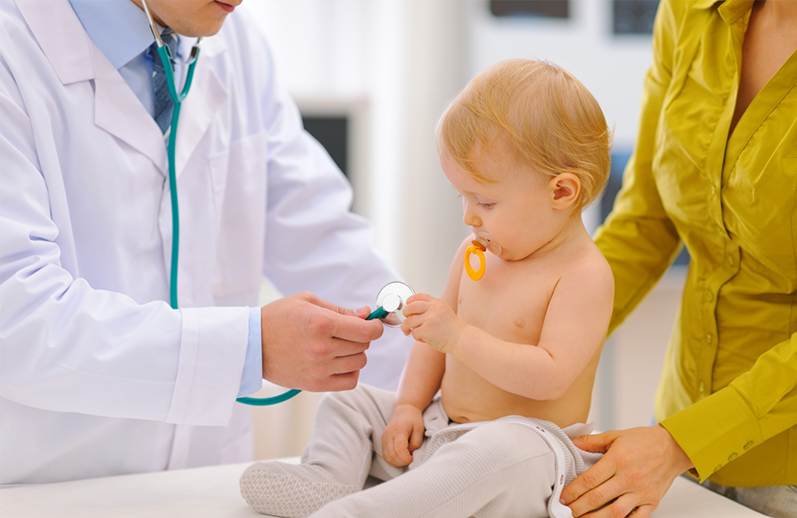 Các bác sĩ khuyên nên cho trẻ đi tiêm vắc xin để phòng tránh phế cầu khuẩn