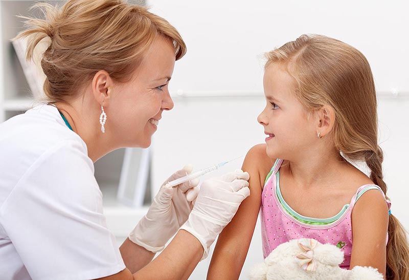 Sau khi tiêm vắc xin phế cầu sẽ xuất hiện một số triệu chứng do phản ứng với thuốc