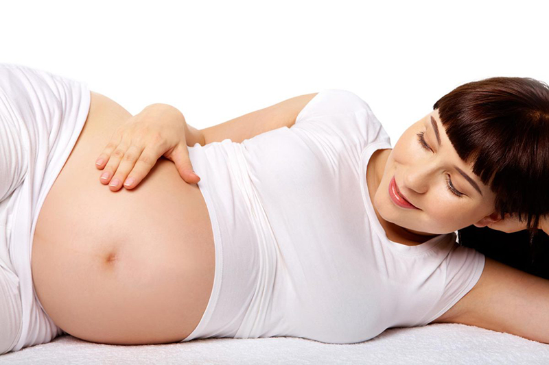 Mẹ bầu nên nghỉ ngơi thư giãn nếu đi siêu âm về gặp các cơn đau bụng lâm râm