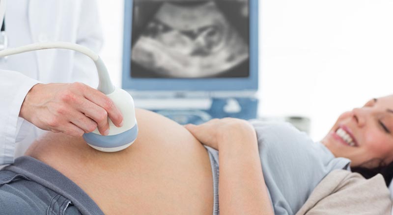 Các mẹ cần thực hiện siêu âm đều đặn nếu bị dính buồng tử cung khi mang thai