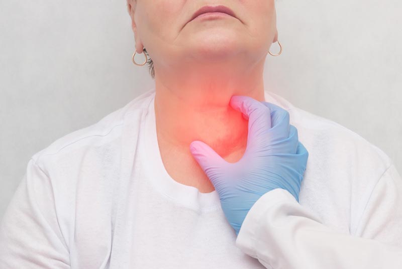 Phần tuyến giáp ở cổ có thể chịu tác động của hệ miễn dịch gây nên bệnh viêm tuyến giáp