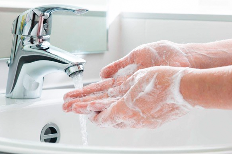 Thường xuyên rửa tay bằng xà phòng dưới vòi nước sạch
