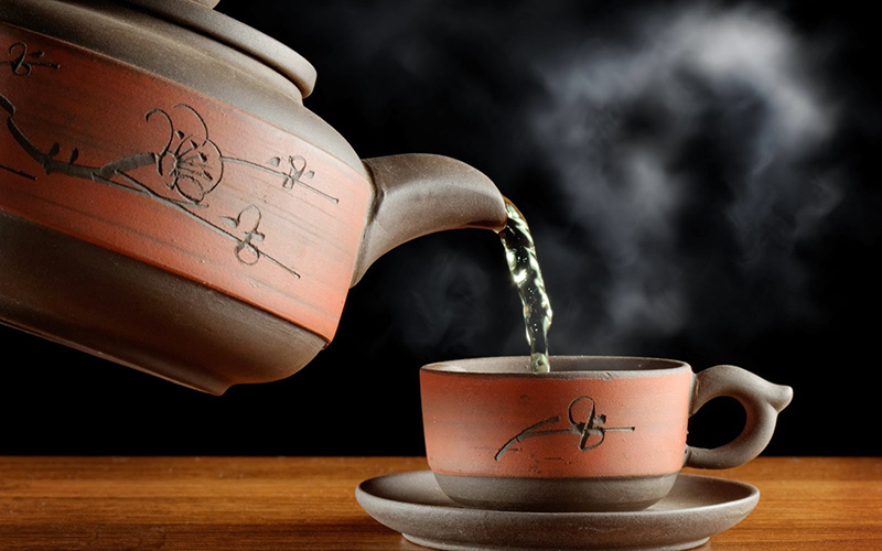 Uống nhiều nước lọc hoặc trà ấm cũng là cách để bảo vệ sức khỏe người già trước Covid-19