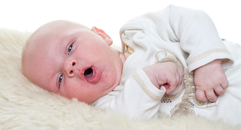 Trẻ bị mắc viêm phế quản thường quấy khóc và lười bú mẹ