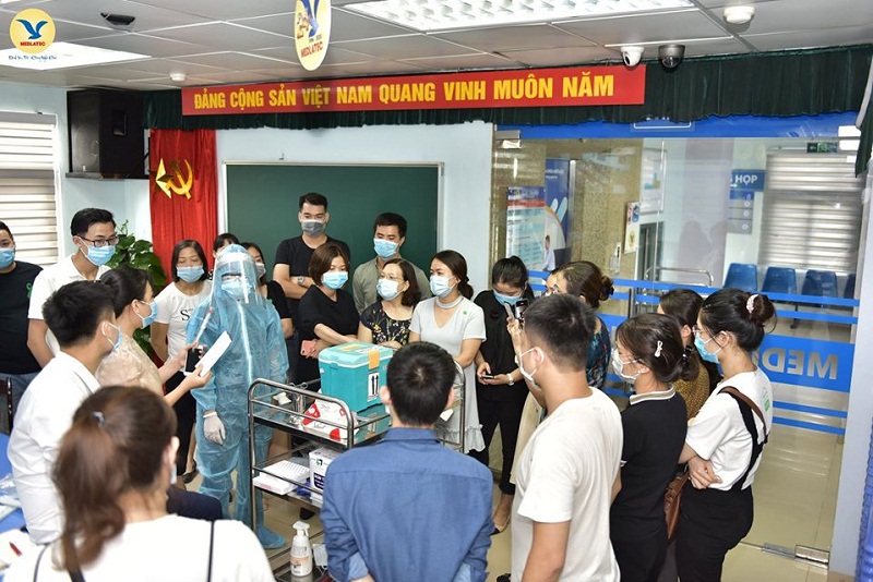 Các học viên được hướng dẫn chuẩn bị dụng cụ lấy mẫu họng hầu, mũi hầu làm xét nghiệm SARS-CoV-2.