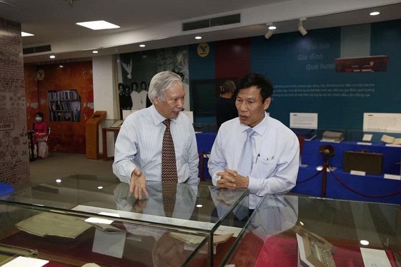 Bộ trưởng Bộ Văn hóa, Thể thao và du lịch Nguyễn Ngọc Thiện trao đổi cùng PGS.TS Nguyễn Văn Huy về hoạt động bảo tồn di sản.