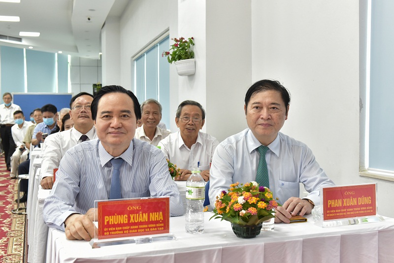 Ông Phùng Xuân Nhạ, Ủy viên Trung ương Đảng - Bộ trưởng Bộ Giáo dục và Đào tạo (bên trái); Ông Phan Xuân Dũng, Ủy viên Trung ương Đảng - Chủ nhiệm Ủy ban Khoa học, công nghệ và môi trường của Quốc hội (bên phải).