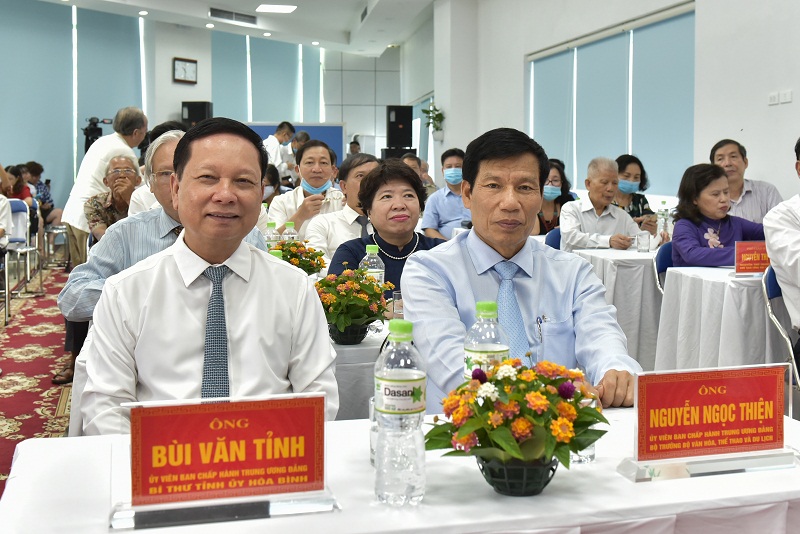 Ông Nguyễn Ngọc Thiện - Bộ trưởng Bộ Văn hóa, thể thao và Du lịch (bên phải); Ông Bùi Văn Tỉnh - Bí thư Tỉnh ủy Hòa Bình (bên trái).