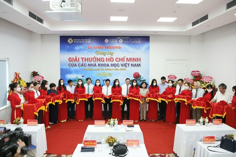 Lễ cắt băng khai trương phòng trưng bày “Giải thưởng Hồ Chí Minh của các nhà khoa học Việt Nam”.