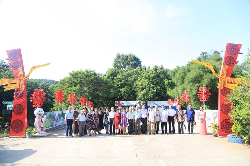 Các vị khách mời chụp ảnh lưu niệm tại Công viên Di sản các nhà khoa học Việt Nam (Cao Phong, Hòa Bình).