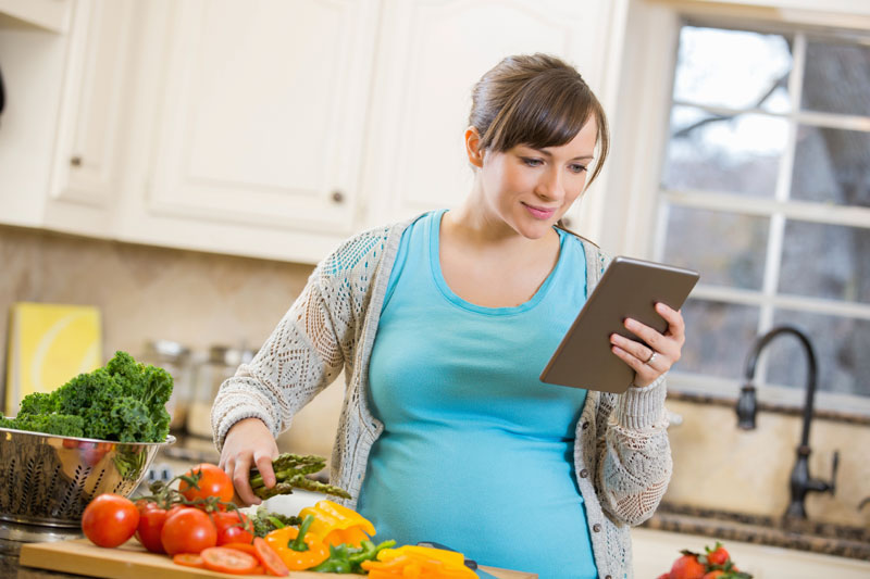 phù chân khi mang thai cần có chế độ ăn uống lành mạnh