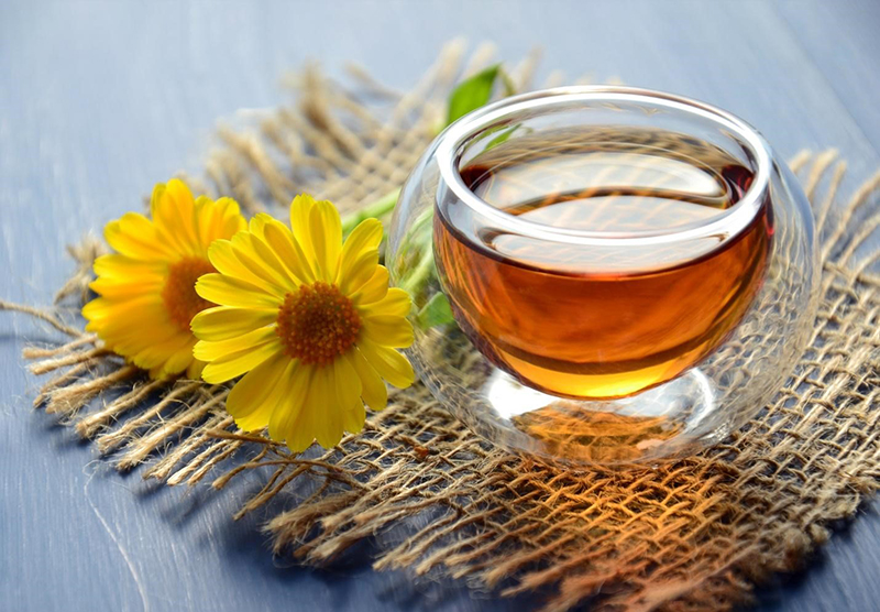 Uống trà hoa cúc mật ong giúp chữa lành các vết lở loét trong miệng