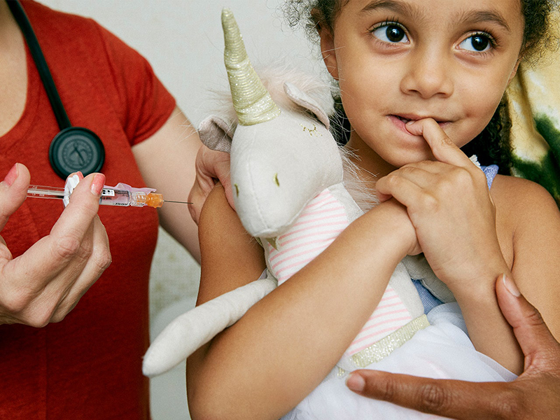 Tiêm phòng vắc xin làm giảm nguy cơ mắc các bệnh lý nguy hiểm