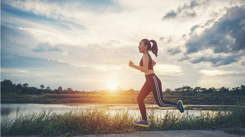 Vận động thể dục thể theo với ánh nắng buổi sáng trước 8 giờ giúp tăng cường Vitamin gốc D cho cơ thể