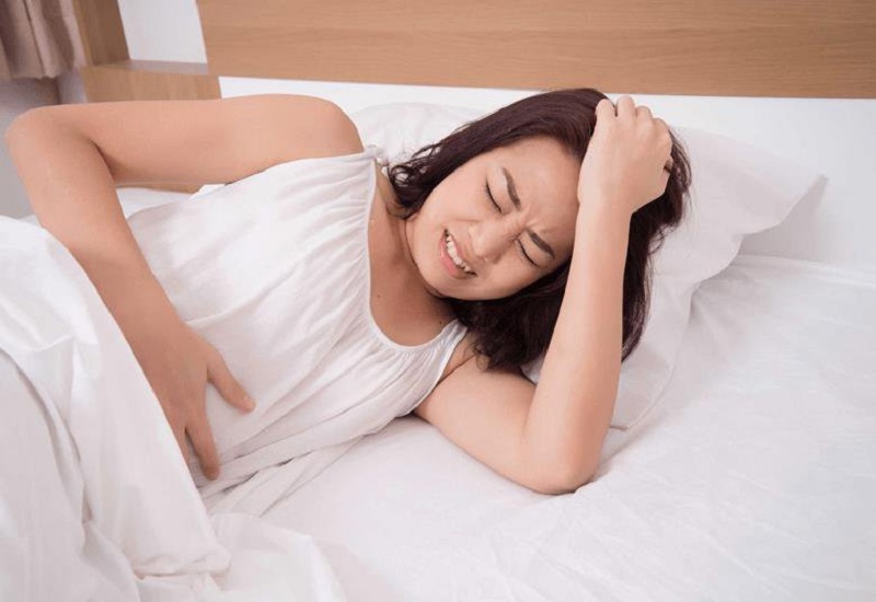 rối loạn kinh nguyệt khiến cho chị em phụ nữ bị đau bụng
