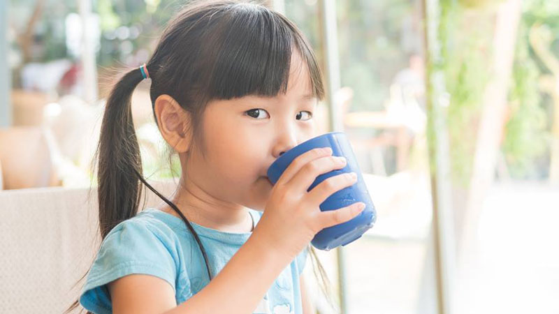 viêm phế quản nên cho trẻ uống nước thường xuyên