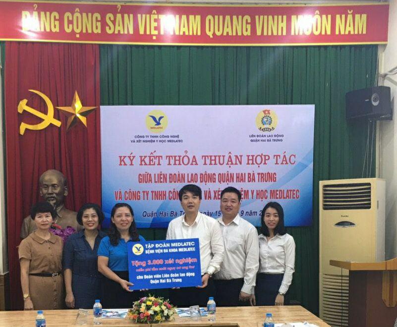 Thay mặt Ban lãnh đạo MED GROUP, PTGĐ. Nguyễn Duy Hùng trao tặng 3.000 xét nghiệm tầm soát ung thư cho Liên đoàn Lao động quận Hai Bà Trưng.