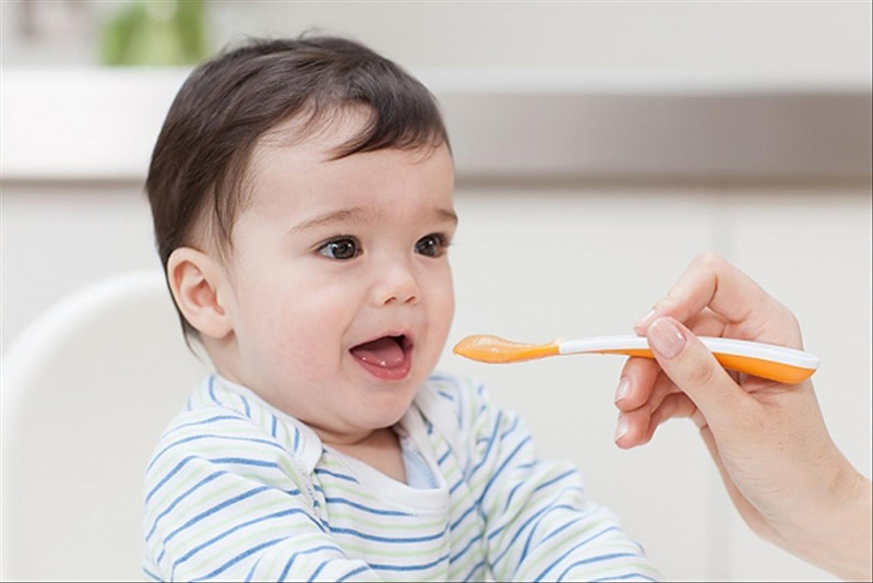 Trẻ được khoảng 6 tháng tuổi là thời điểm phù hợp mà bạn có thể bắt đầu tập ăn dặm cho bé