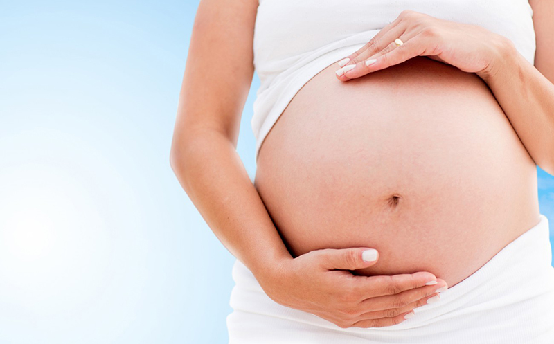 Ở tháng thứ sáu, thai nhi thường đá hoặc đạp bụng mẹ