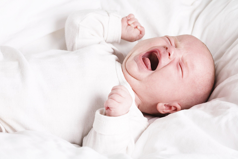 Trẻ sơ sinh bị táo bón thường hay tỉnh giấc và quấy khóc vào ban đêm