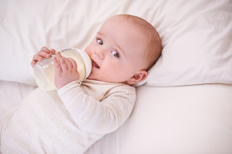 Cho trẻ sử dụng sữa công thức quá sớm có thể dẫn đến tình trạng táo bón