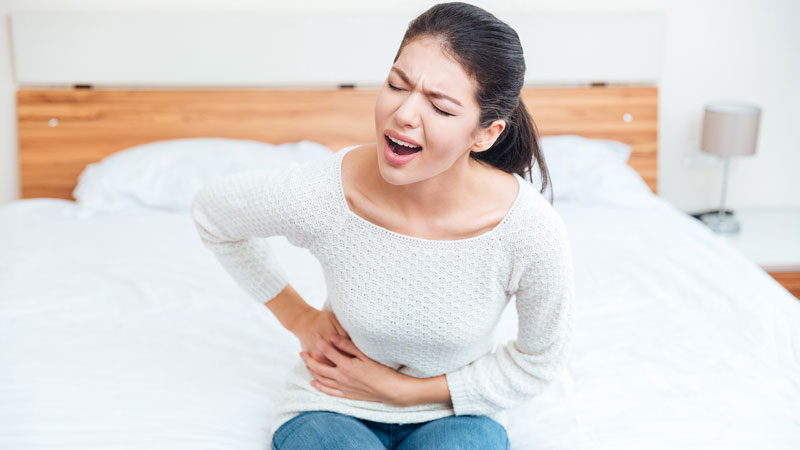 Nếu mang thai ngoài tử cung, người phụ nữ thường xuyên bị đau bụng bên phải dữ dội