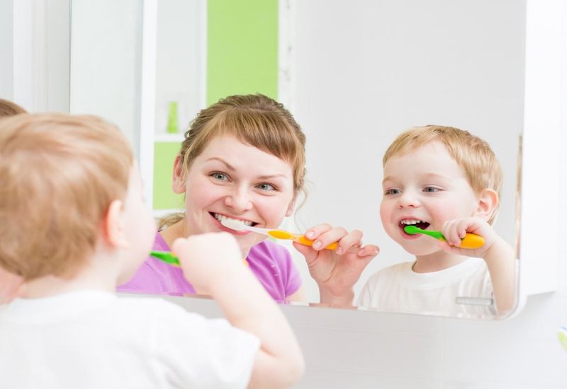 Cho trẻ vệ sinh răng miệng, súc họng sạch sẽ để tiêu diệt vi khuẩn gây hại cho amidan