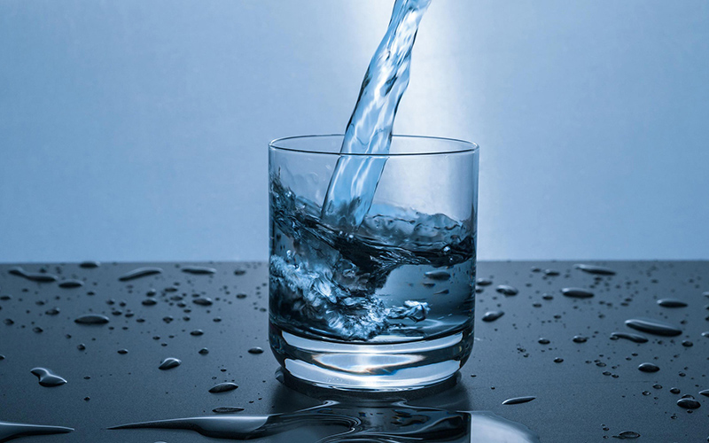 Mỗi cá nhân cần uống đủ 2 lít nước mỗi ngày