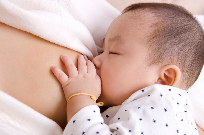 Sữa mẹ là nguồn dinh dưỡng tốt nhất đối với trẻ sơ sinh