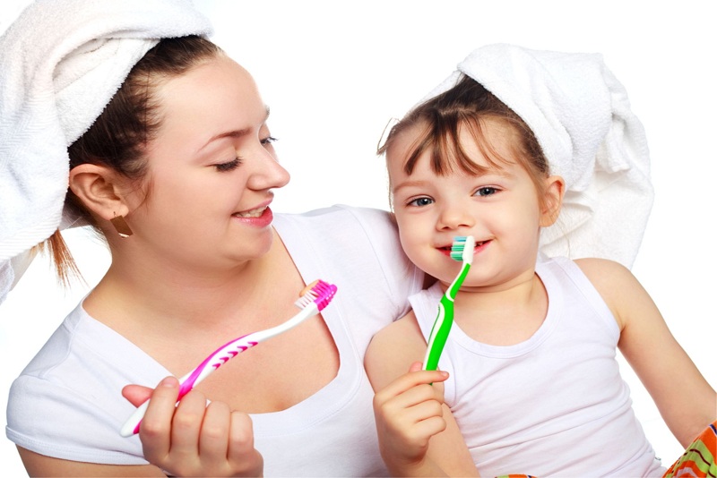 Nên hướng dẫn bé vệ sinh răng miệng từ nhỏ