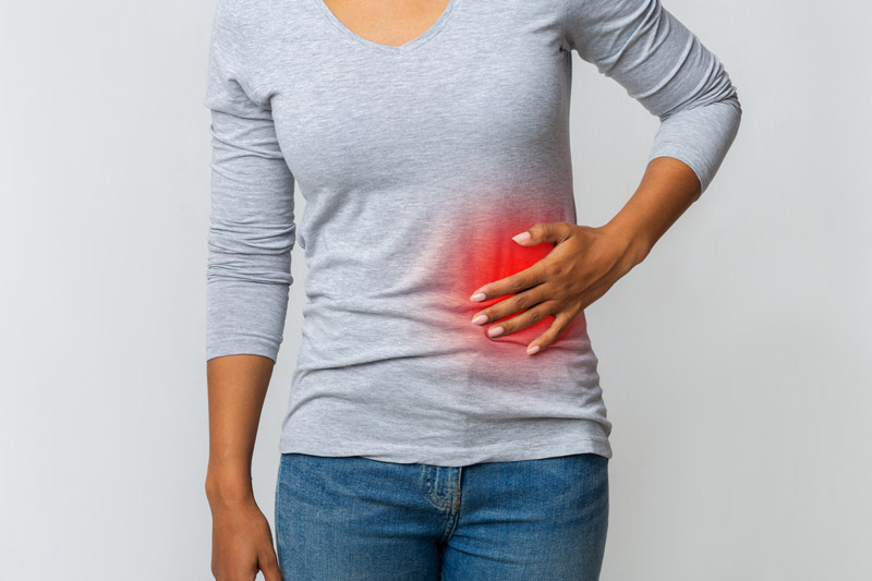 Bệnh nhân thận ngoài các cơn đau ở vùng bụng trái phía trên còn có thể kèm theo sốt cao và đi tiểu có máu