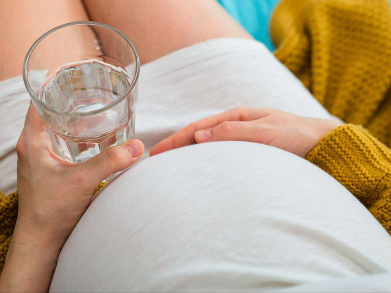 Đối với phụ nữ mang thai thì cơn đau vùng bụng bên dưới liên tục có thể là dấu hiệu cảnh báo sảy thai hoặc thai ngoài tử cung